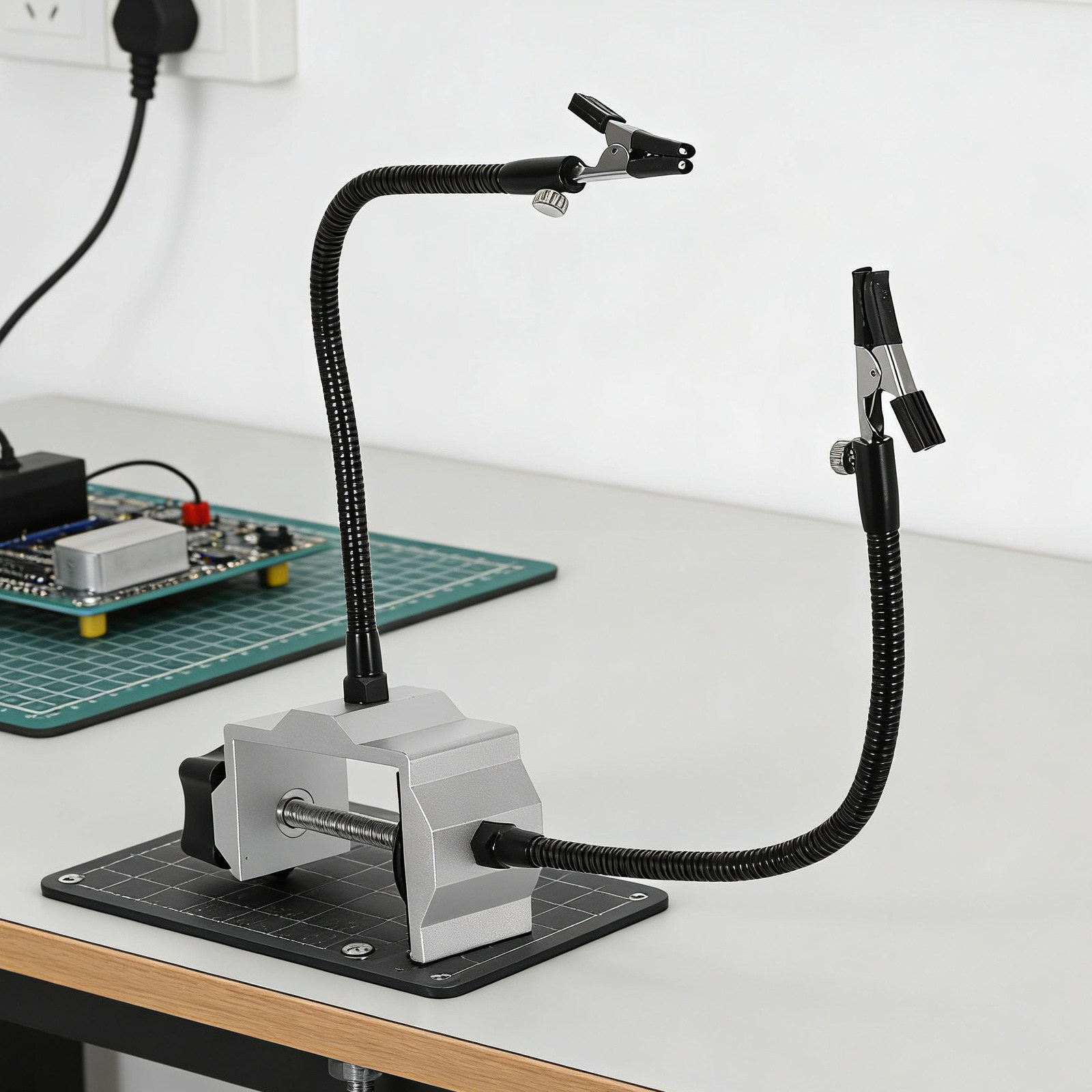 Helping Hand Soldering Clamp W - đánh giá và giá Electronics Repair Bench